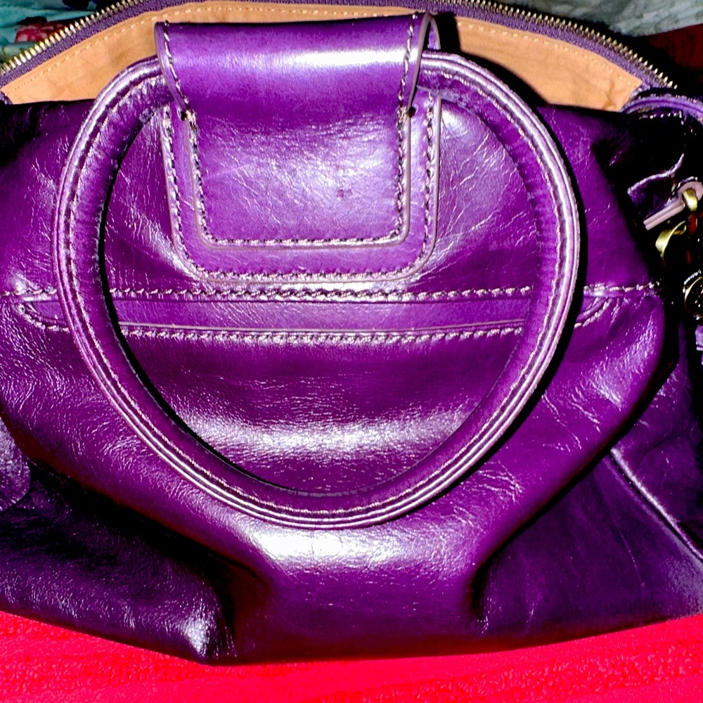 HOBO bag, Sheila medium, with crossbody strap.